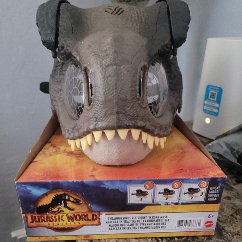 Jurassic World: DominionChomp 'n Roar Tyrannosaurus Rex mask!